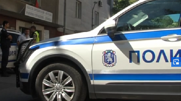 ТИР удари три коли и стълб до училищен двор в Петрич