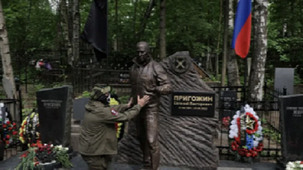Бронзов паметник на Пригожин с три геройски звезди на гърдите беше открит на гробище в Санкт Петербург
