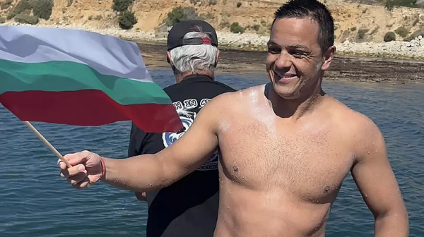 Цанко Цанков в опит за световен рекорд: плува 24 часа без прекъсване в Дунав