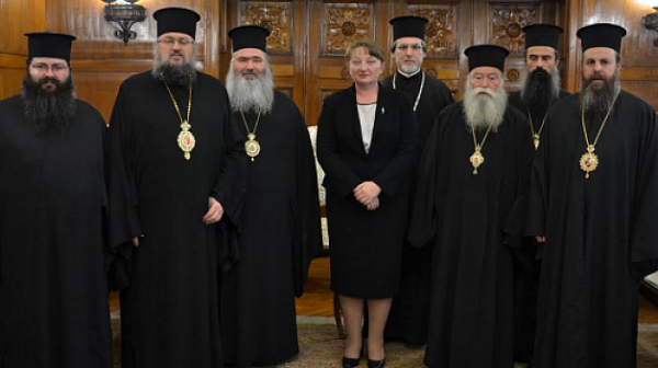 Деница Сачева успокоява Светия Синод, че няма да се отнемат деца от семейства