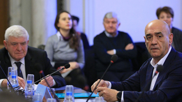 Министър Ананиев се съгласи с шефа на НЗОК, че касата се източва от частни болници