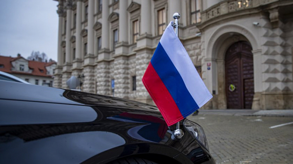 79 руснаци аут от посолството на Чехия в Москва
