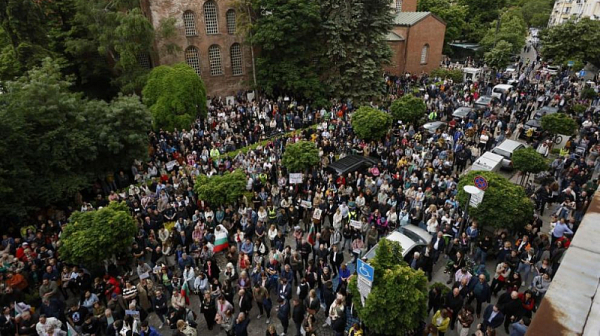 Хиляден протест пред Столична община в подкрепа на кмета на София Васил Терзиев