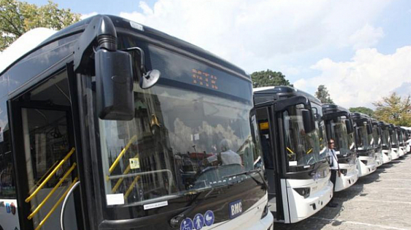 Мъж замери с бутилка пълен автобус на градския транспорт в Пловдив