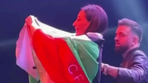 Цеца изгонена от концерт в Северна Македония заради българско знаме