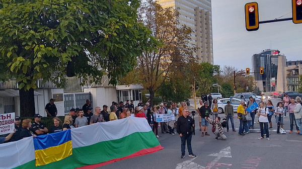 Протест пред руското посолство: ”Вън Митрофанова и руските агенти в България”