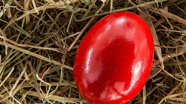Светли четвъртък е: Търкалят се червени яйца за късмет