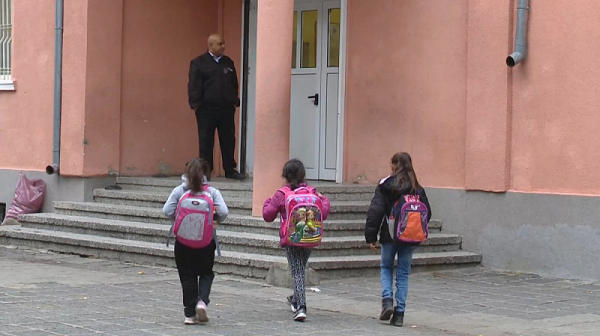 Децата от ромския квартал „Надежда” се върнаха в училище