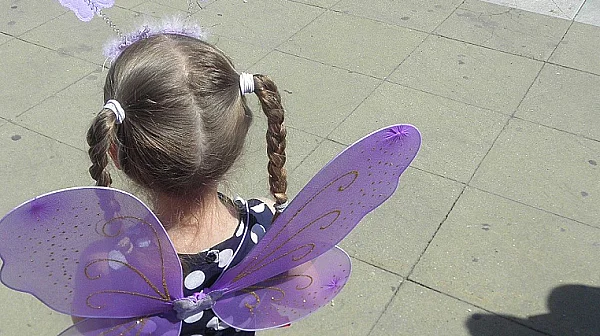 Над 8100 деца в България растат без родителска грижа, приемните семейства не достигат