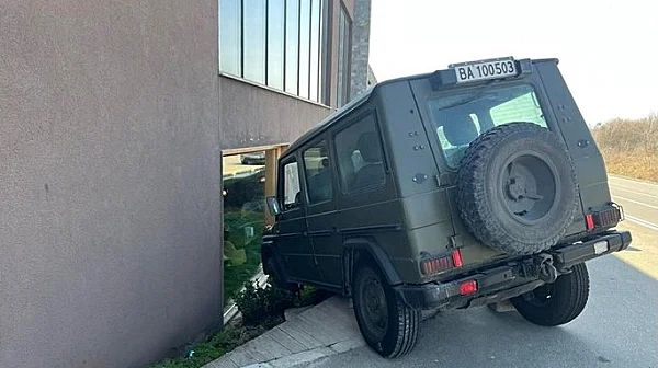 Военен джип се вряза в ресторант между Карлово и Калофер