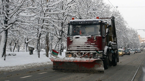 АПИ: 680 машини чистят снега, при преспи и намалена видимост ще спират шофьорите