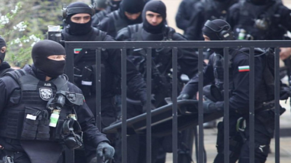 Спецоперация на отряд „Кобра“ в Костинброд, обсада на дома на Ицо Папата