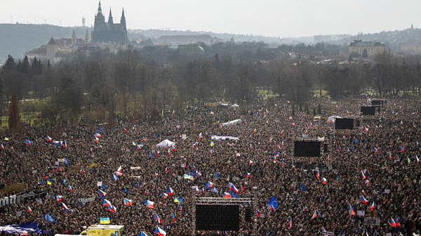Чехите тръгнаха срещу премиера Бабиш: Не искаме да сме Унгария!