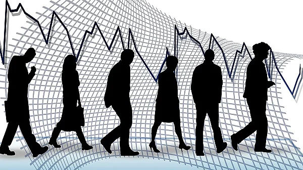 Студентите и пазарът на труда: Много кандидати за икономика и малко за военно дело