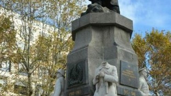 Мародери обезглавиха паметник на Незнайния воин