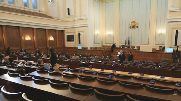 Заради хаоса в залата: Дончева прекъсна заседанието и свика председателски съвет