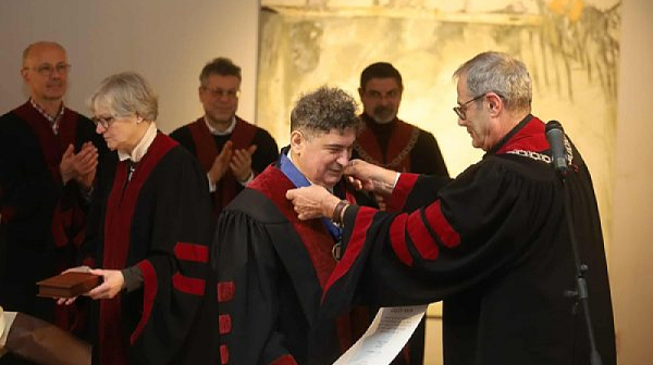 Тогата е заслужена и му отива: Проф. Греди Асса удостоен с „Доктор хонорис кауза“ на НХА