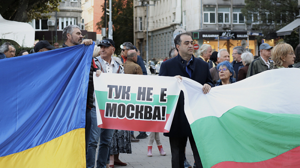 Протест под прозорците на Радев заради позицията му относно присъединяването на Украйна в НАТО