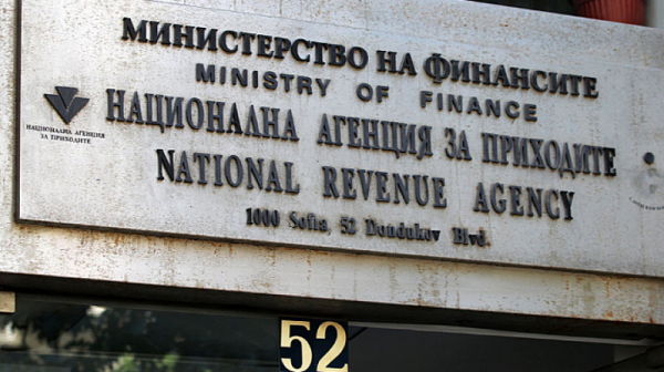 Първи справки на НАП за заплатите в евро