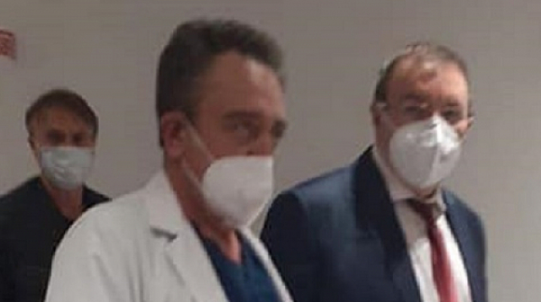 Абсурди! Здравният министър дари кислородни апарати на частна болница в Плевен. Държавната-кучета я яли