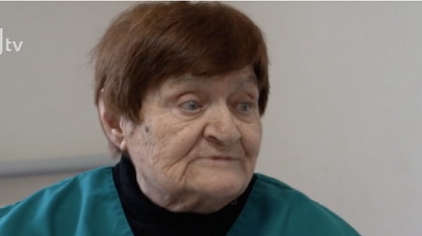 Лекарка на 86 г. работи на три места, за да гледа внука си