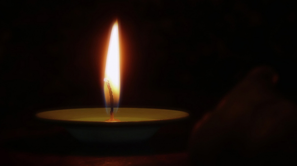 Две жени загинаха от задушаване от свещ, докато оплакват покойник