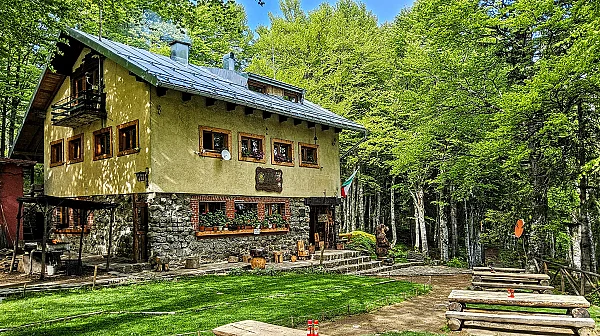 Заплахи, изстрели и полиция в хижа „Камен дел“: Разследват заключена стая с подозрително оборудване