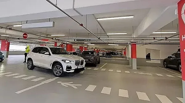 Златни цени на новия паркинг на Терминал 2 на летище 