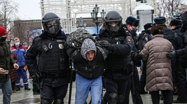 В Русия задържаха над 900 протестиращи срещу войната в Украйна