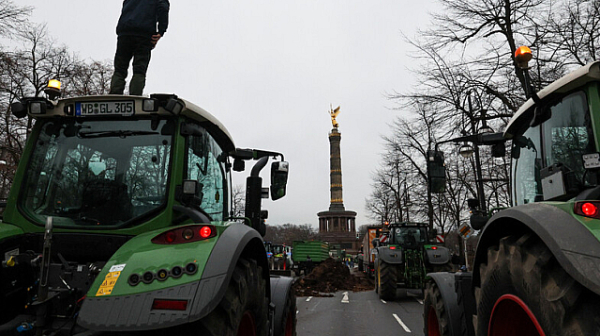 Фермери протестират с трактори пред Бранденбургската врата