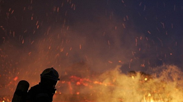 Голям пожар бушува в складова база за черна и бяла техника в Бургас