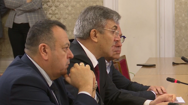 ДПС и БСП си говорят за бюджета. Карадайъ пита Нинова ще има ли редовен кабинет в средата на 2023 г.