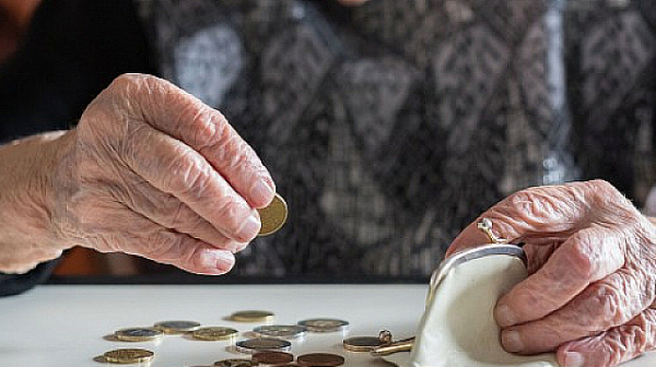 НОИ: 3869 пенсионери със запорирани пенсии през 2021 г. заради неплатени сметки