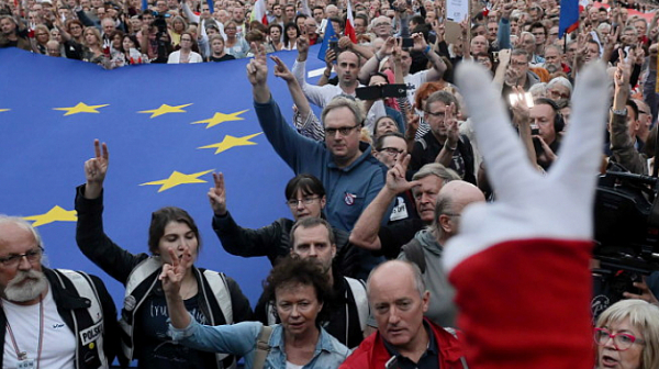 Погазването на независимостта на съдилищата извади хиляди поляци на улицата