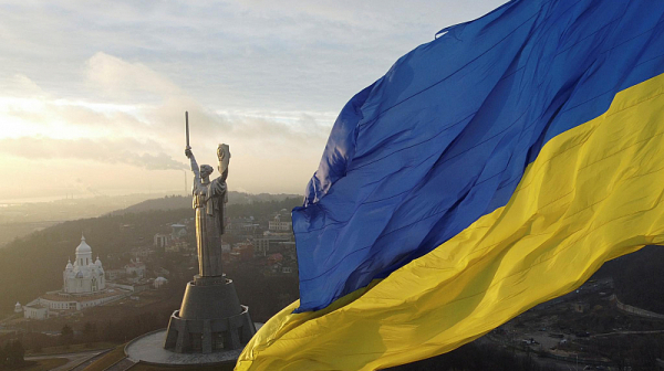 Консулската служба при посолството ни в Киев спира работа