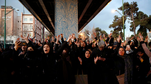 Иран разпуска моралната полиция. Ще спрат ли протестите?