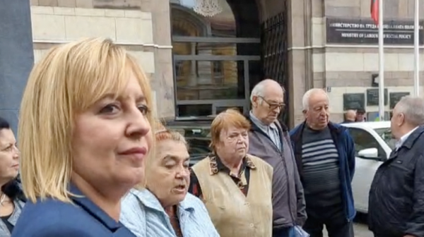 Мая Манолова с акция „Жълти стотинки” пред социалното министерство: Увеличенията на пенсиите са подаяния