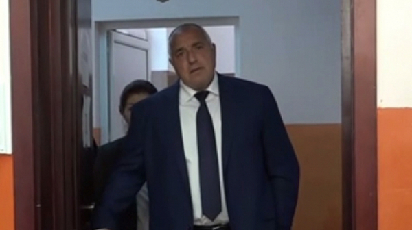 Борисов се хвали с клипове от бургаско, там го посрещат с гайди и сурвачки