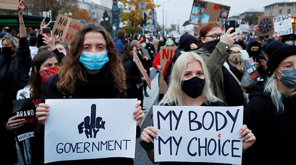 Жените в Полша започват стачка заради забраната за абортите