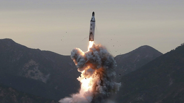 Северна Корея помпа мускули, изстреля две крилати ракети