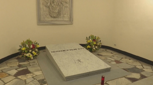 Богомолци и туристи могат да се поклонят пред гробницата на папа Бенедикт XVI