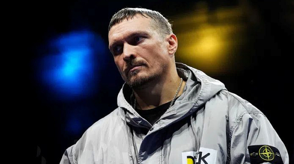 Олександър Усик се отказа от една световна титла в тежка категория