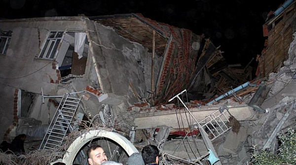 Расте броят на жертвите след земетресението в Турция