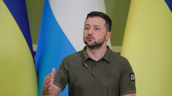 След обществена буря: Зеленски поправя закона, застрашил борбата с корупцията