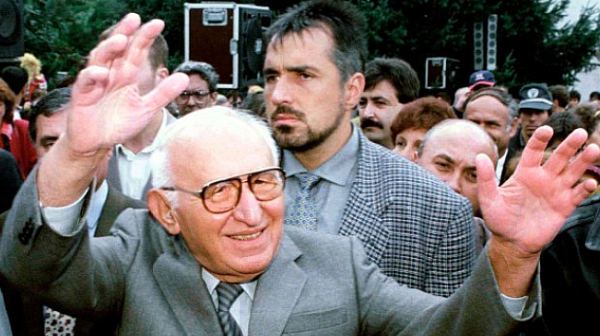 Борисов и социализЪма: Храни 560 000 чиновника, а те му сервират властта  