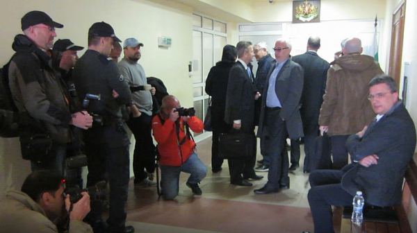 Делото КТБ: Прокурорските въпроси към Бисер Лазов приключиха с вадене на жълти листчета