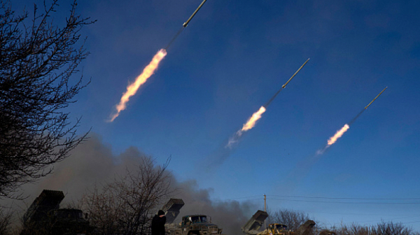 Борбата за Киев: Украински танкове бранят столицата, 18 хил. автомата са раздадени на доброволци