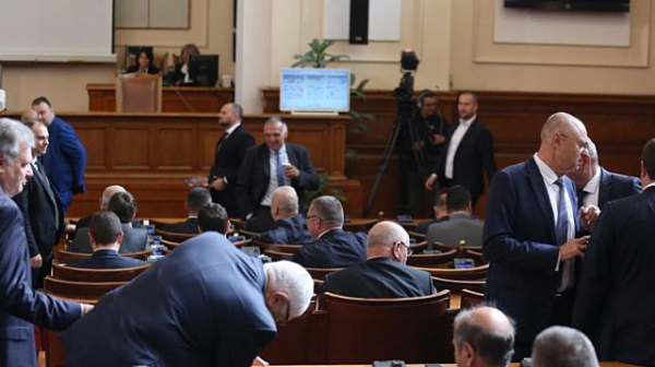 Партиите на протеста събраха подписи за извънредно заседание в парламента в понеделник