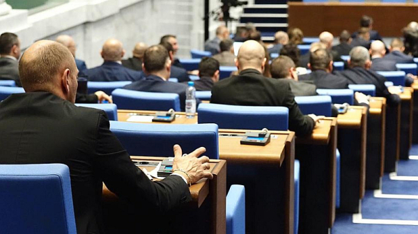 Депутатите приеха три законопроекта за лекарските заплати