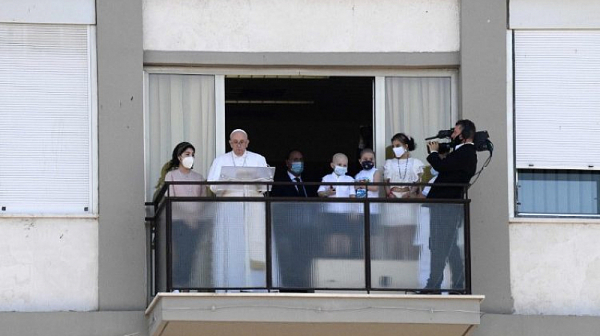 Първа публична поява на Папа Франциск след операцията